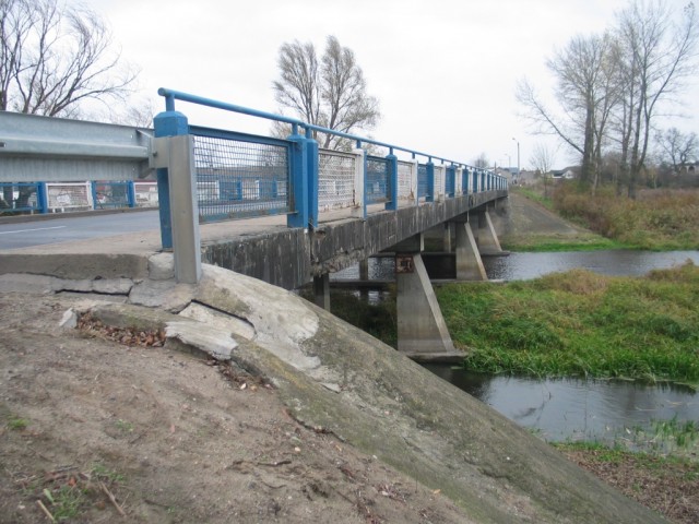 Remont mostu przez rzekę Ner