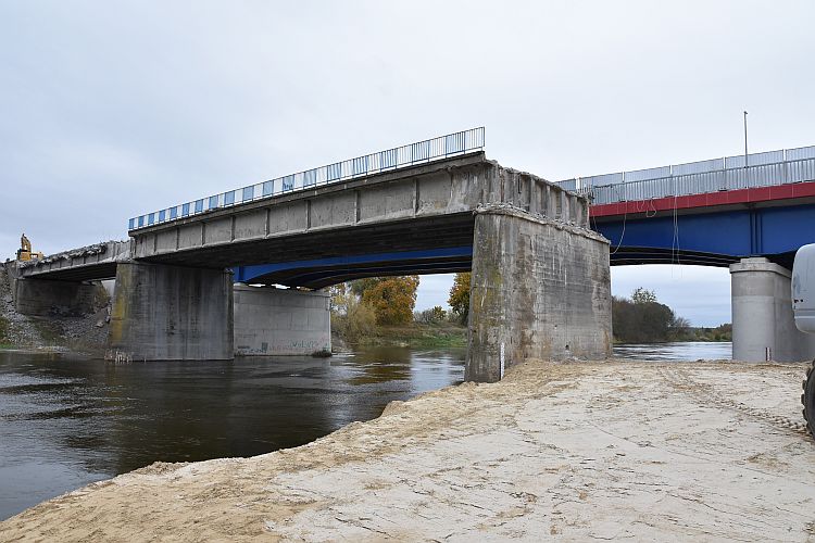 demontaż starego mostu w Międzychodzie