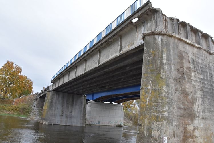 demontaż starego mostu w Międzychodzie