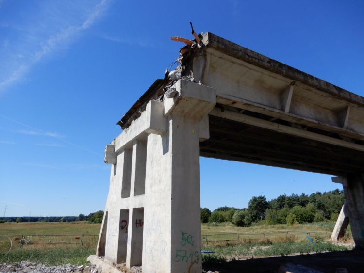 rozbiórka starego mostu w Rogalinku