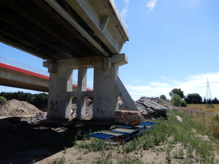 rozbiórka starego mostu w Rogalinku