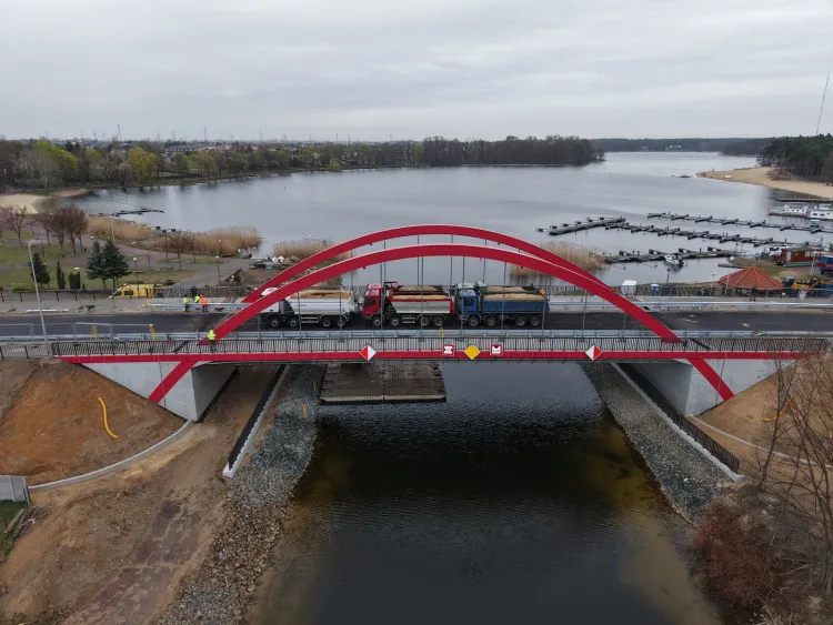 Pr&oacute;bne obciążenie nowego mostu w ciągu drogi wojew&oacute;dzkiej nr 263