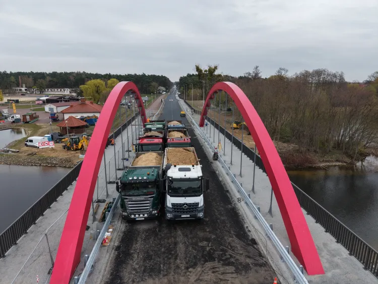 Pr&oacute;bne obciążenie nowego mostu w ciągu drogi wojew&oacute;dzkiej nr 263