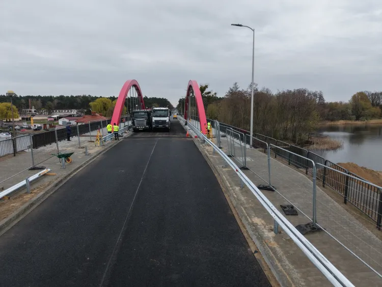 Pr&oacute;bne obciążenie nowego mostu w ciągu drogi wojew&oacute;dzkiej nr 263